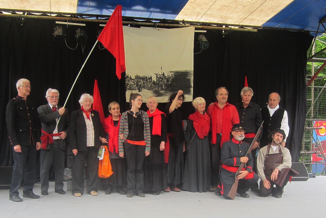 "Le rendez-vous du 18 mars" - La troupe en 2015 à la Fête de LO